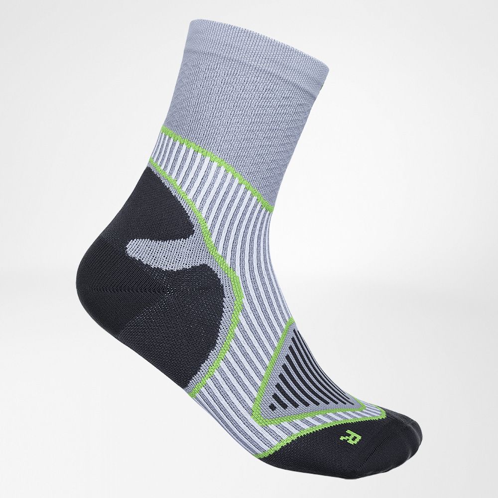 Seitliche Komplettansicht der grauen Trekkingsocken