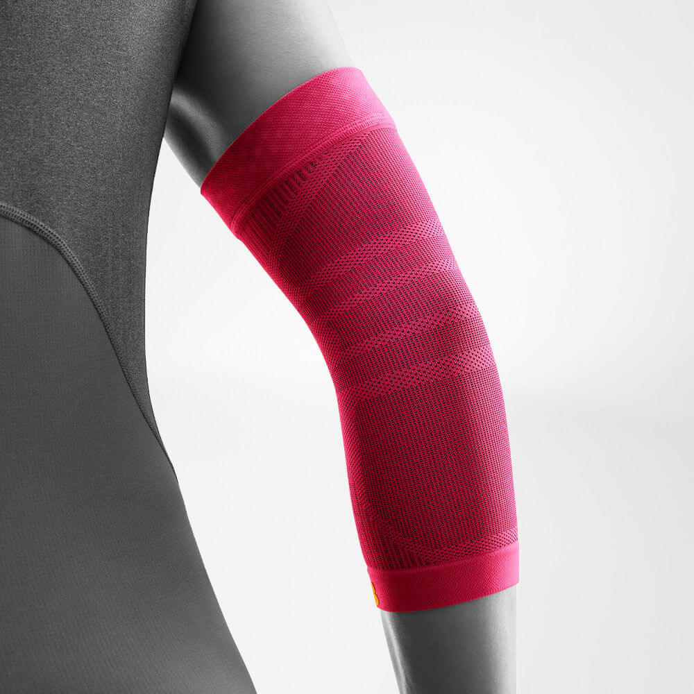 Ellenbogensleeve pink Hinteransicht Rückansicht des pinken Sportsleeves für den Ellenbogen