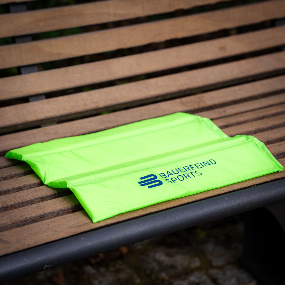Komfortables Sitzkissen in voller Größe Ausgebreitetes Bauerfeind Sports Sitzkissen in leuchtendem Grün, bereit für Komfort.