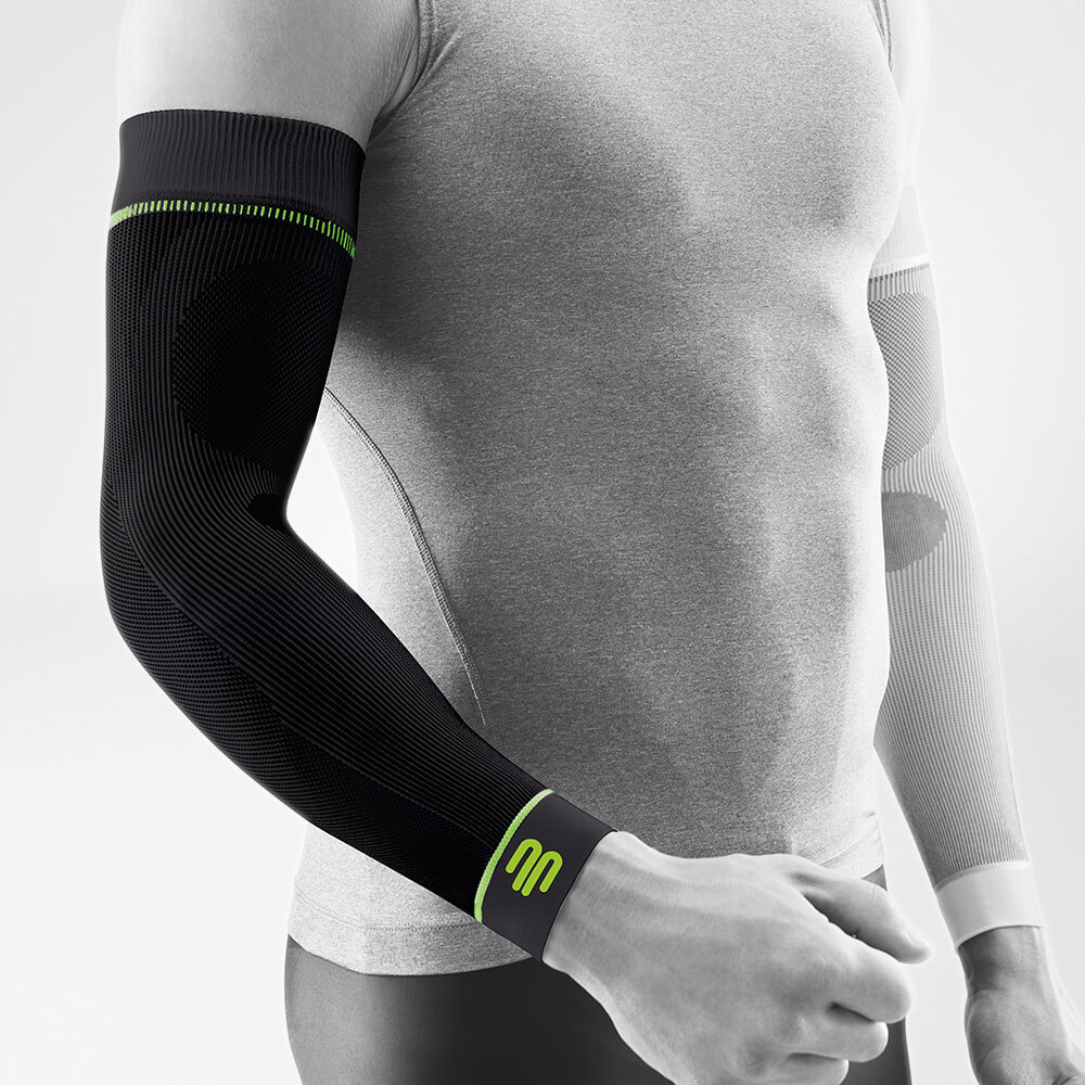 Arm Sleeve schwarz Vorderansicht schräg Komplettansicht des schwarzen Kompressions-Sleeves für den Arm am stilisierten grauen Körper
