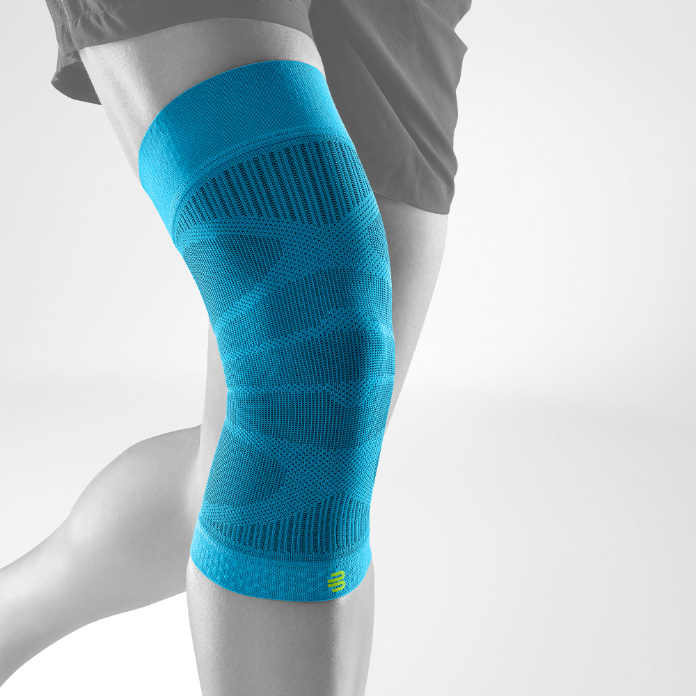 Knee Sleeve rivera Vorderansicht schräg Komplettansicht des rivera farbenen Knee Sleeves an einem stilisierten grauen Bein