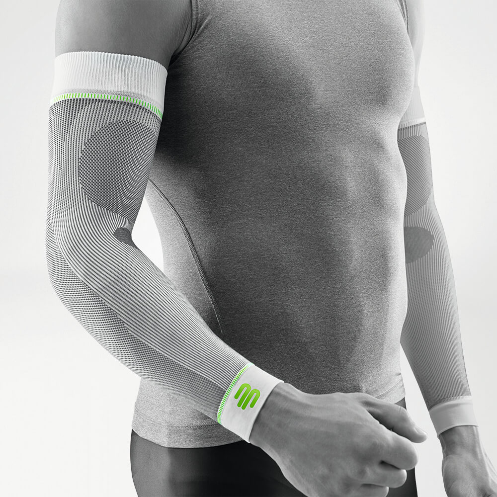 Arm Sleeve weiß Vorderansicht schräg Komplettansicht des weißen Kompressions-Sleeves für den Arm am stilisierten grauen Körper
