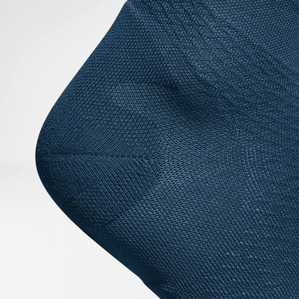 Mittellange Sportsocken ultraleicht navy Detail Heel Protection Detailansicht der Fersenschutzzone der mittellangen luftig gestrickten dukelblauen Laufsocken