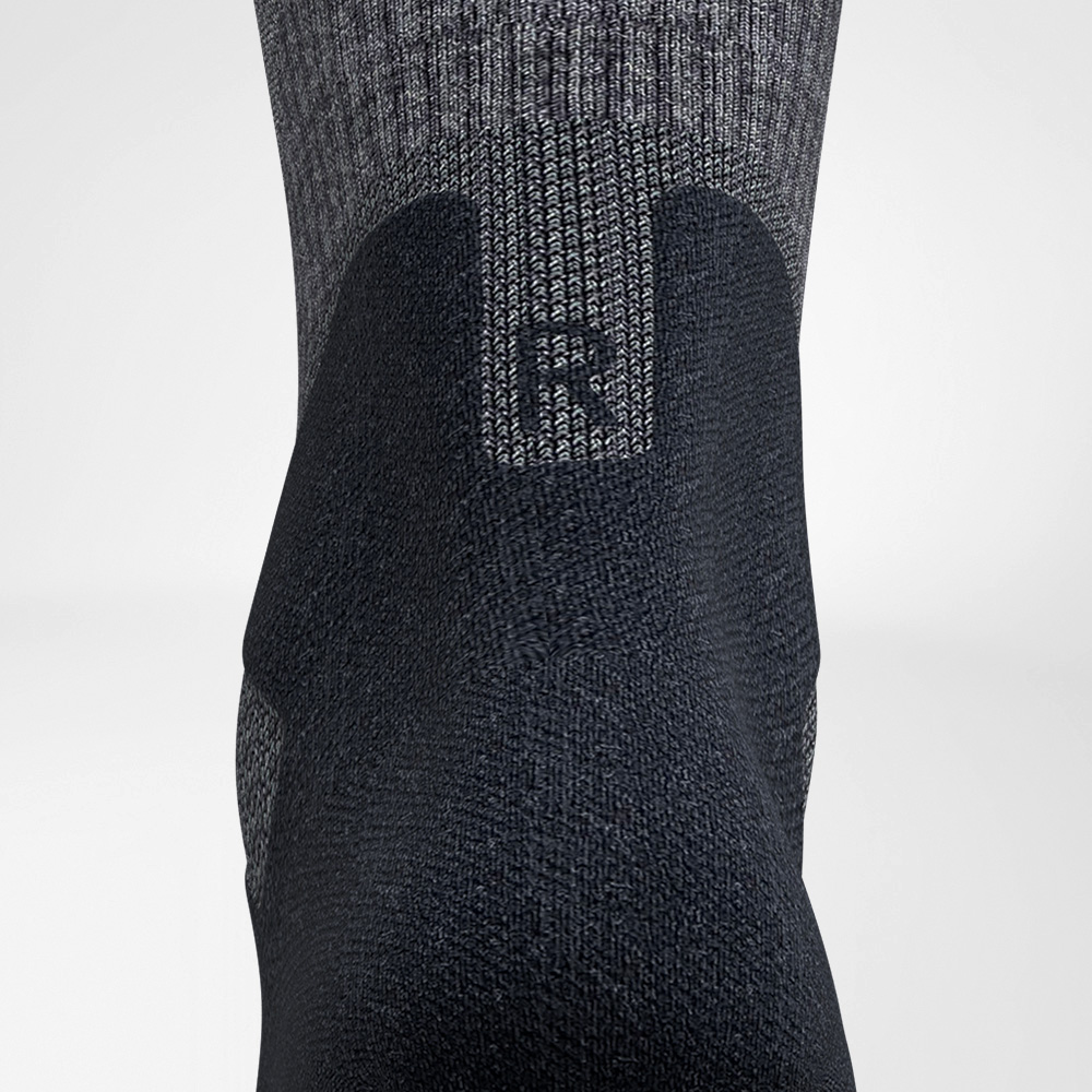 Merino-Wandersocken dunkelgrau Detail Achilles Comfort Detailansicht des Achillessehenbereiches der Merino-Wandersocken in dunkelgrau