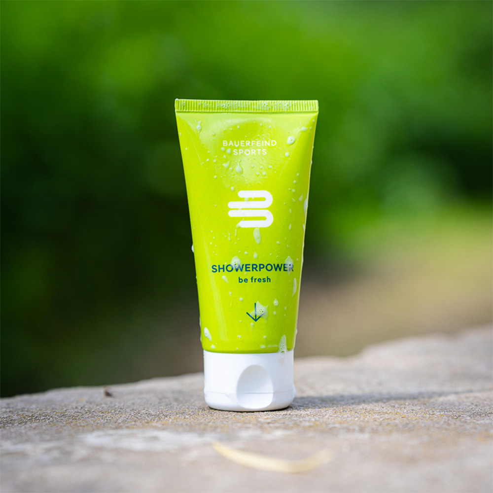 Frische für unterwegs: Bauerfeind Sports ShowerPower Duschgel Das Bauerfeind Sports ShowerPower Duschgel 100 ml, mit erfrischender Wirkung und angenehmem Duft, perfekt für Sportler nach intensiven Aktivitäten.