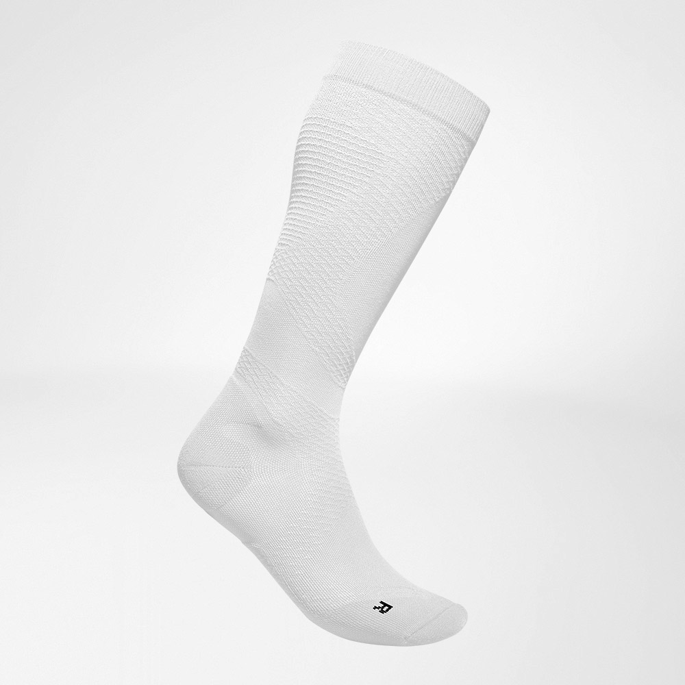 Kompressionssocken Sport ultraleicht weiß Seitenansicht Seitliche Komplettansicht des weißen	 luftig gestrickten Kompressionsstsocksfes zum Laufen