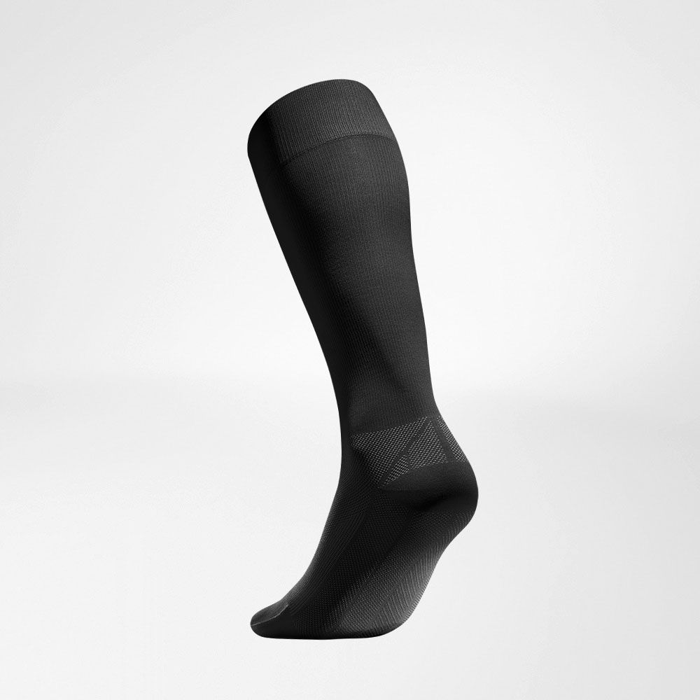 Kompressionssocken Regeneration schwarz Hinteransicht schräg Komplettansicht des Sportsocken zur Regeneration seitlich von hinten