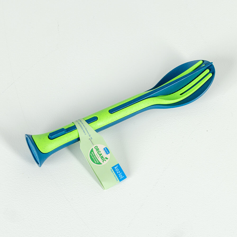 Koziol KLIKK Besteckset in Blau und Grün – Kompaktes Besteck für Mahlzeiten unterwegs, aus organischem Material Das Koziol KLIKK Besteckset in Blau und Grün, bestehend aus Löffel, Gabel und Messer, kompakt zusammengefügt. Hergestellt aus organischem Material, ideal für unterwegs und umweltfreundlich.