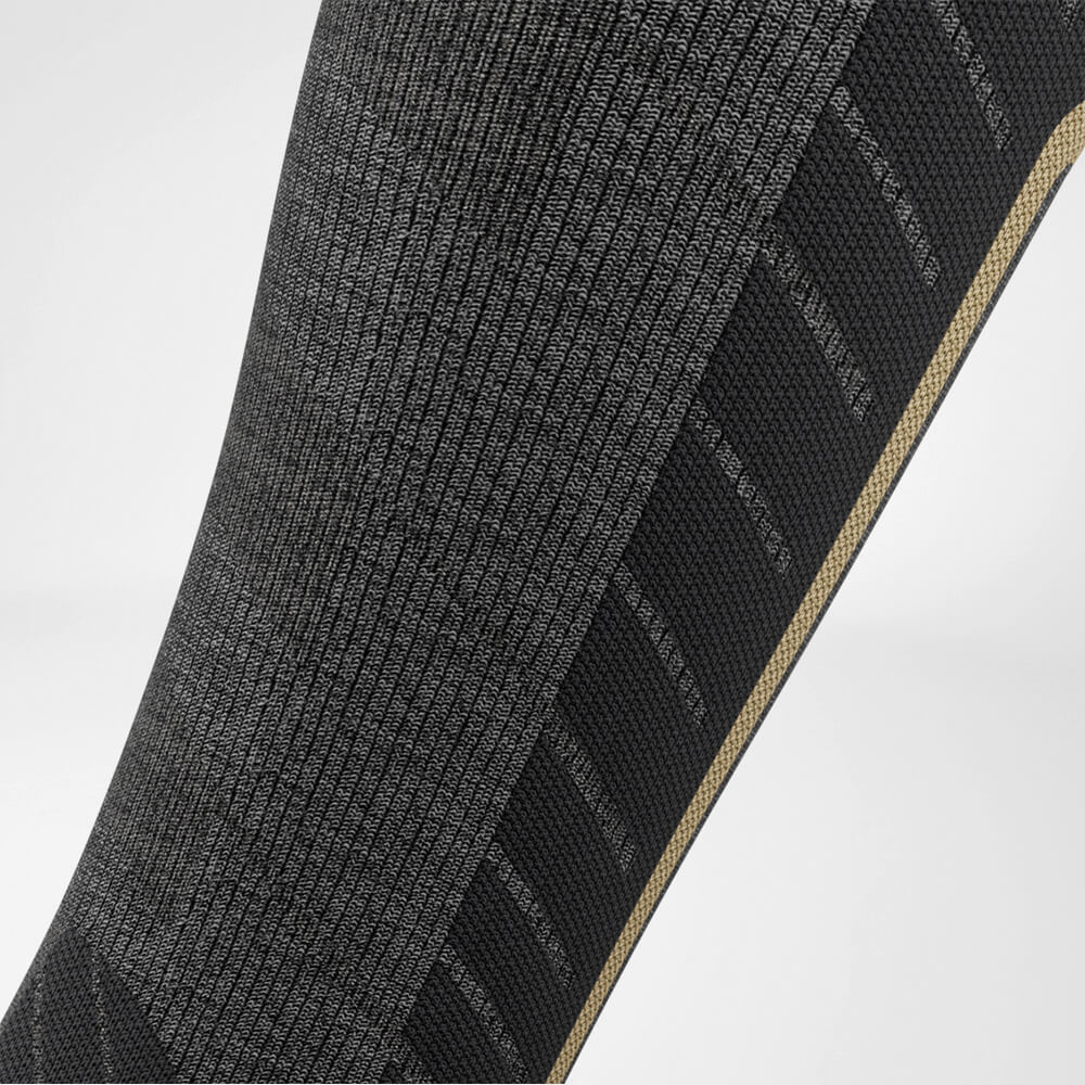 Skisocke Abfahrt mit Merinowolle grau Detail Compression Zone Detailansicht auf Wadenkompressionszone des grauen Sportsocken zum Skifahren mit Merinowolle