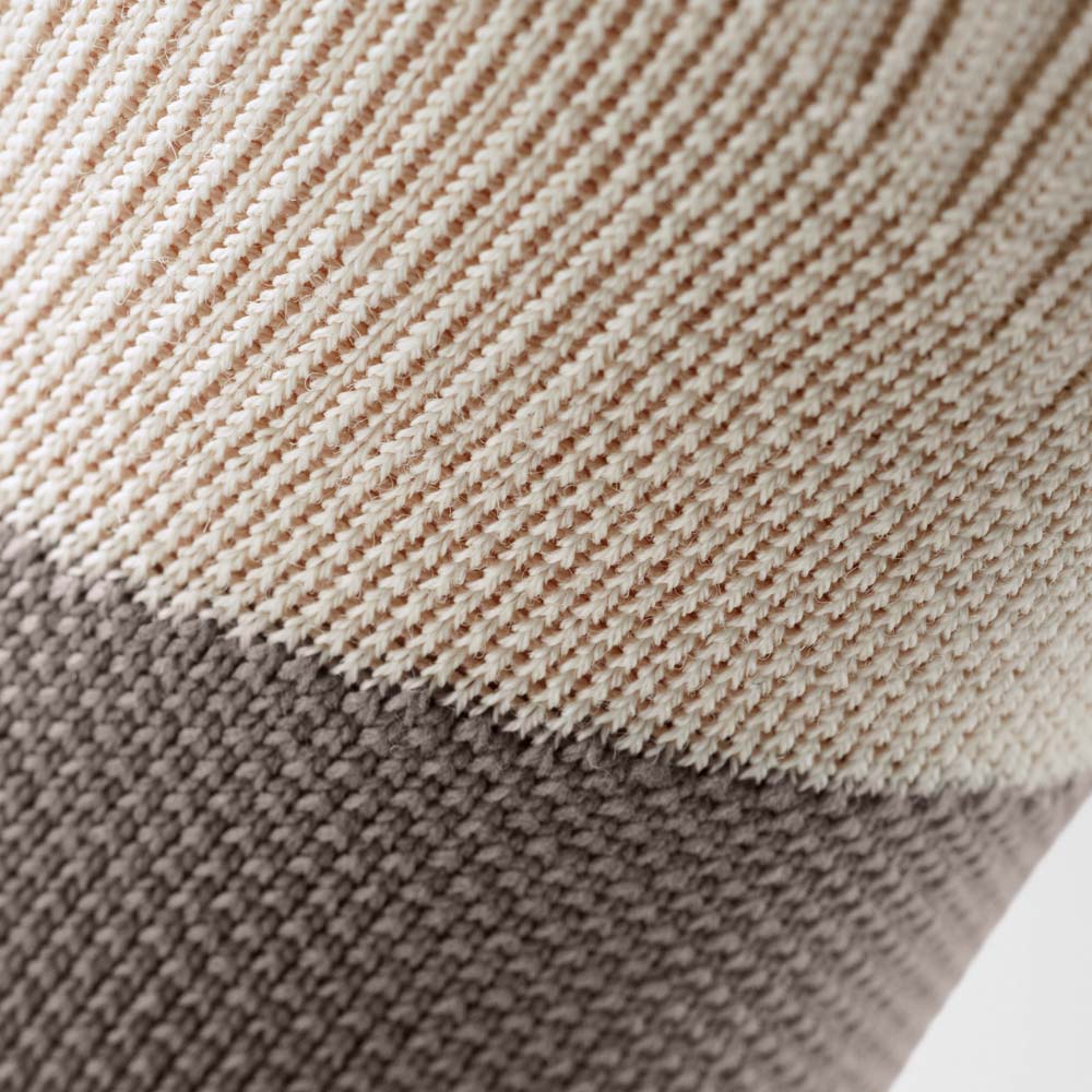 Makroaufnahme der Strickstruktur der Outdoor Compression Ankle Support in Sandstone. Das Bild zeigt das atmungsaktive, elastische Material, das gezielt Unterstützung bietet und für angenehmen Tragekomfort beim Wandern sorgt.