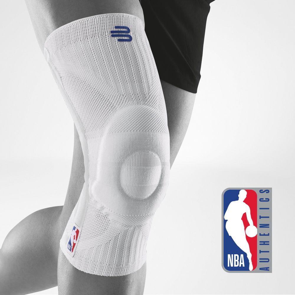 Komplettansicht der weißen Knee Support NBA am stilisierten grauen Körper mit zusätzlichem NBA Logo im Bild