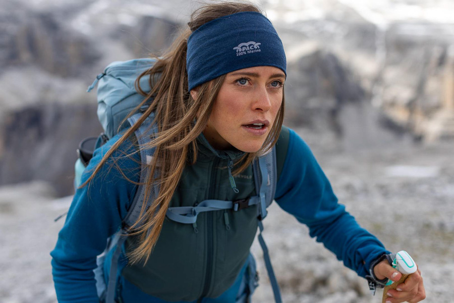 Wandern kann anstrengend sein, aber auch wunderschön Nahaufnahme einer Wanderin in den Dolomiten die angestrengt aber entschlossen in Richtung Berggipfel schaut.