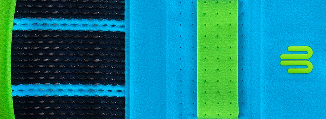 Rückenbandage rivera Detailaufnahme Detailansicht einer flach liegenden Rückenbandage mit Blick auf das atmunsaktive Gestrick und den Verschluß