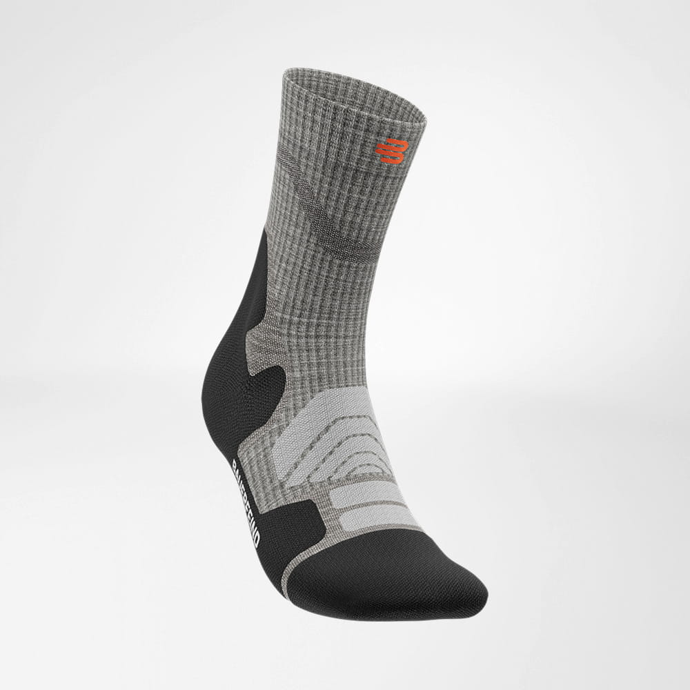 Mittellange Merino-Wandersocken hellgrau Vorderansicht schräg Seitliche Vorderansicht der hellgrauen mittellangen Merino - Wandersocken
