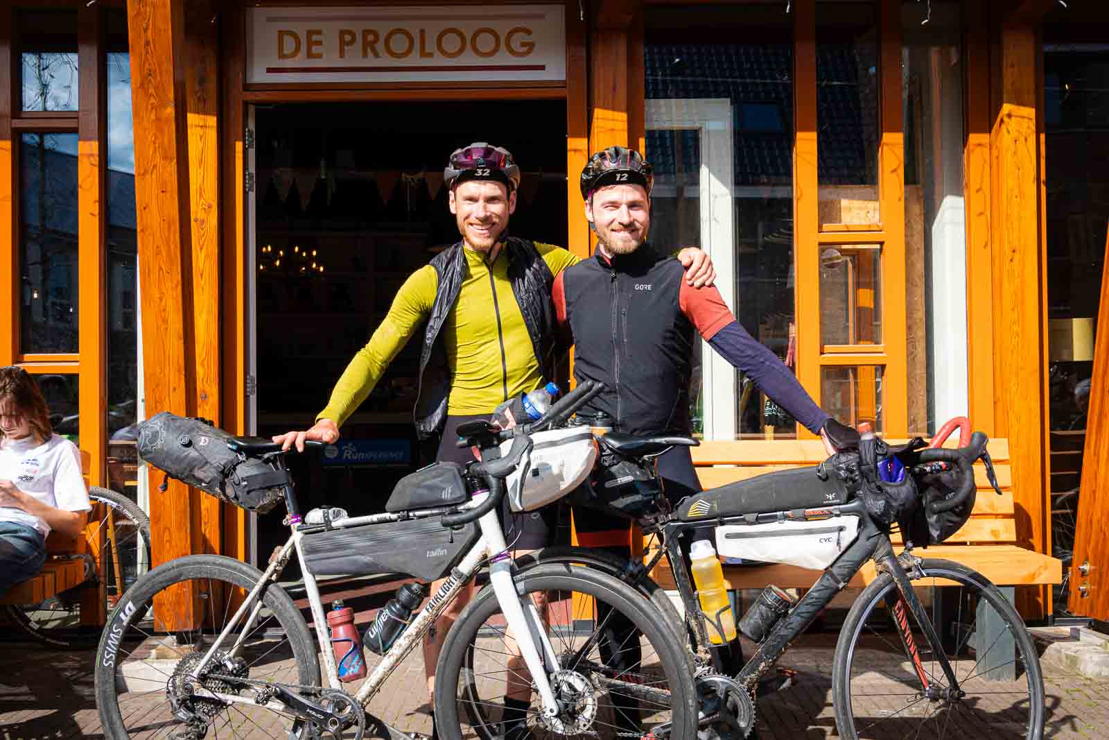 Zwei Finischer des Race around the Netherlands Im Zielbereich des Race around the Netherlands stehen zwei Finisher uund freuen sich.