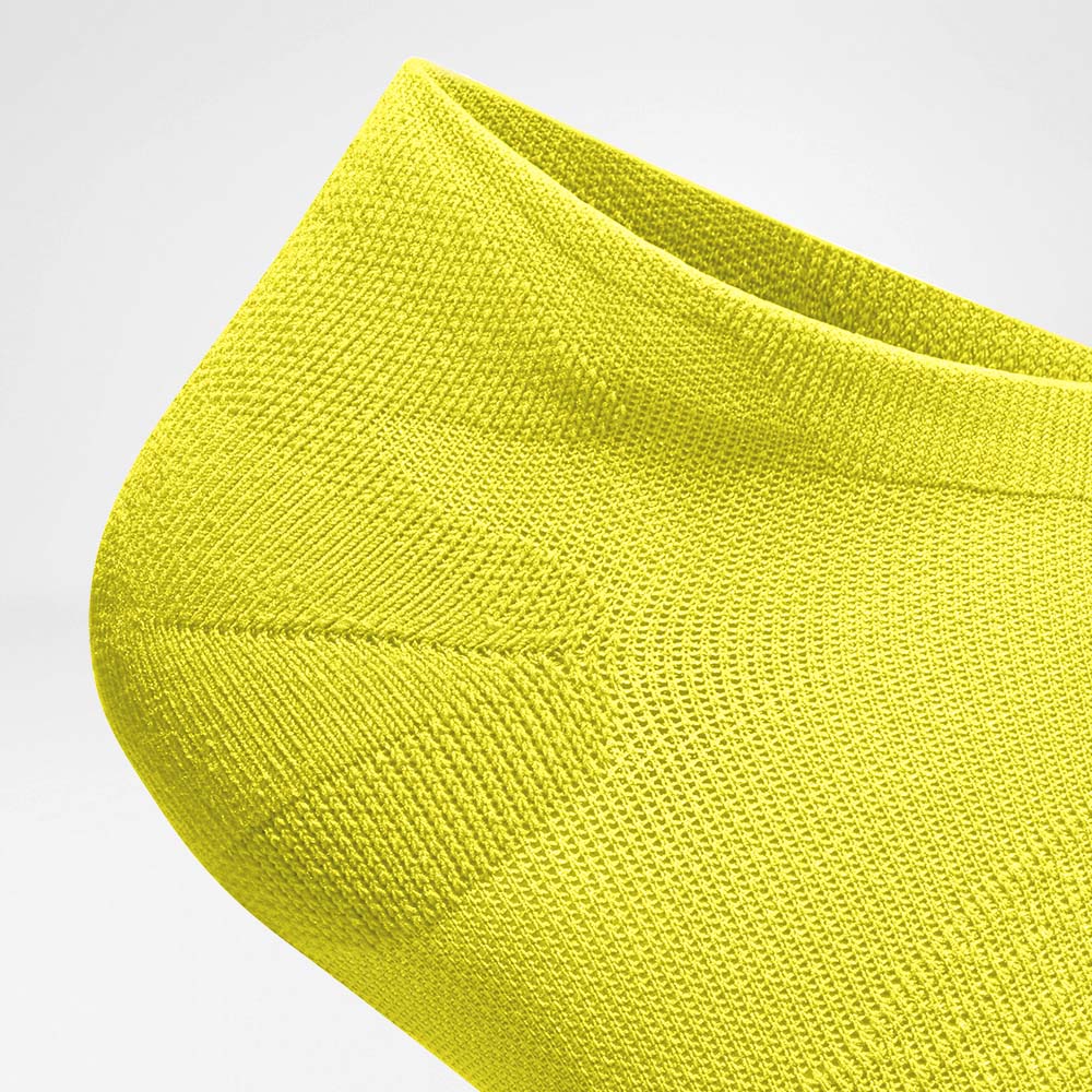 Detailansicht des Fersenschutzbereiches der kurzen gelben leichten Laufsocke