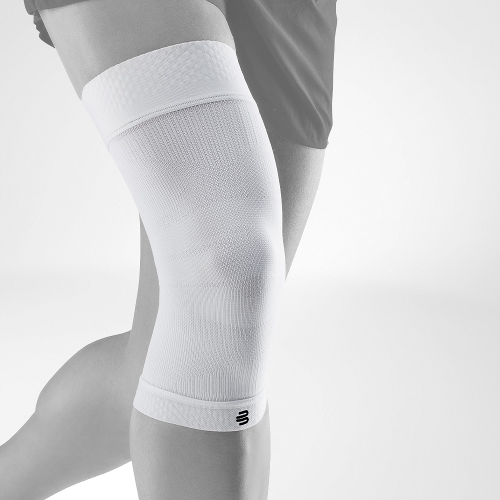 Knee Sleeve weiß Vorderansicht schräg Komplettansicht des weißen Knee Sleeves an einem stilisierten grauen Bein