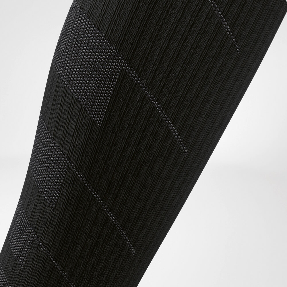 Detailansicht des Wadenbereiches der schwarz-weissen Trailrun - Laufsocken