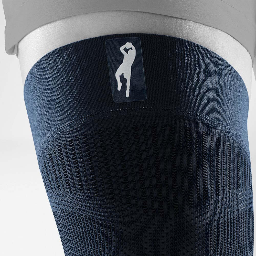 Detailansicht auf den oberen Teil des Dirk Nowitziki Knee Sleeves mit Fokus Logo