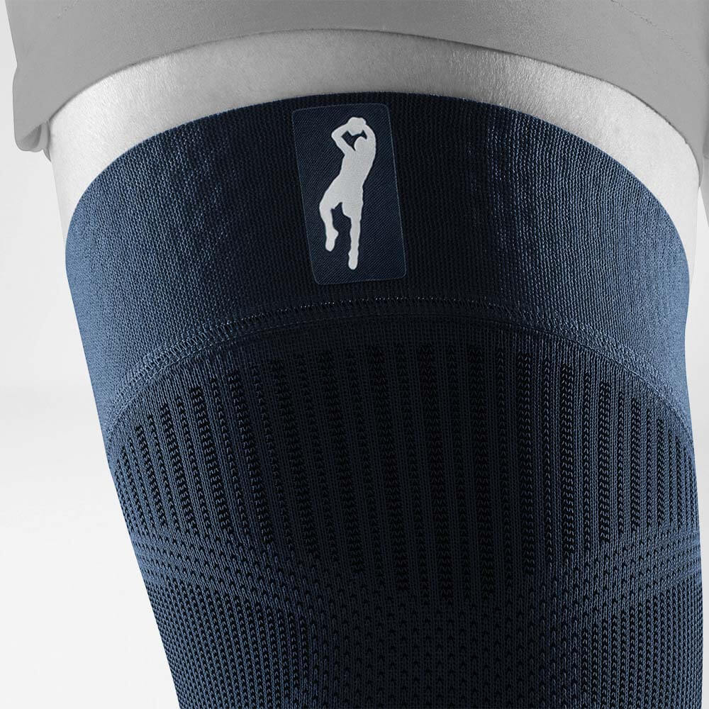 Knee Sleeve Dirk Nowitzki Detail Logo Detailansicht auf den oberen Teil des Dirk Nowitziki Knee Sleeves mit Fokus Logo