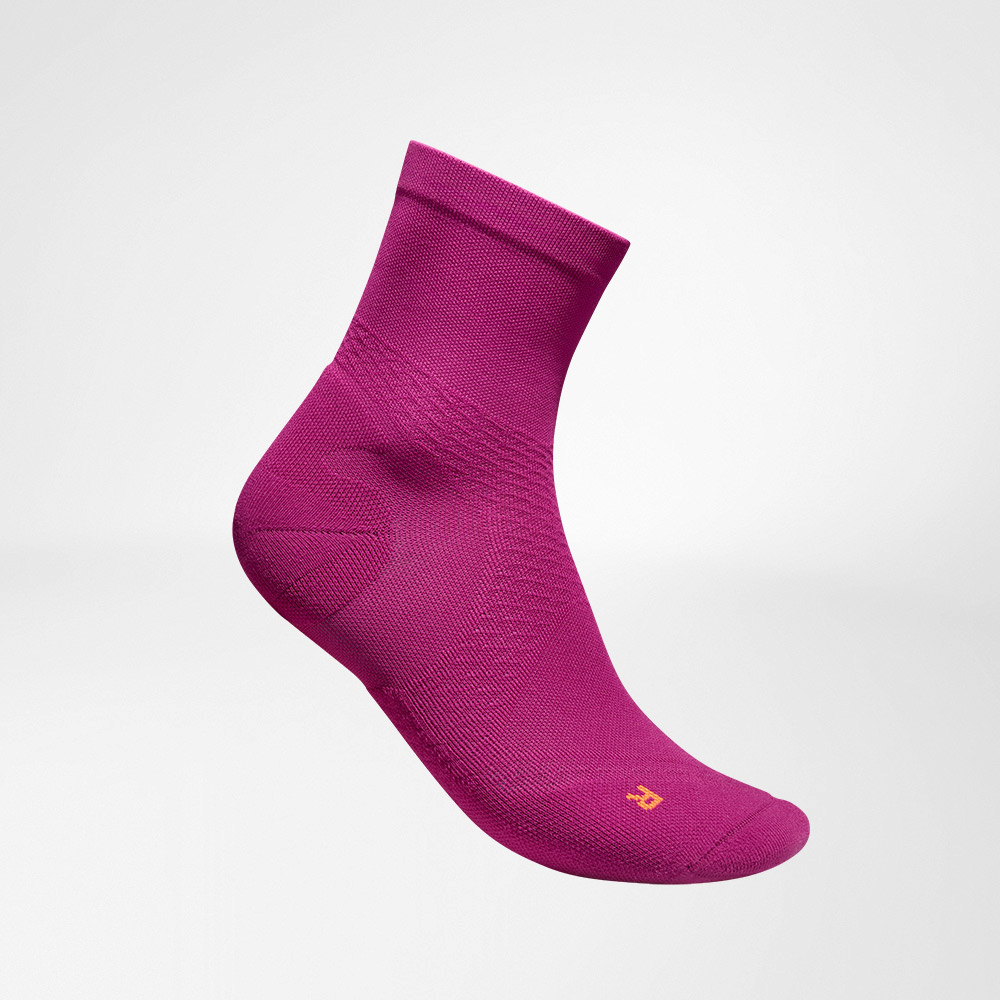 Mittellange Sportsocken ultraleicht berry Seitenansicht Seitliche Komplettansicht der berry mittellangen luftig gestrickten Laufsocken