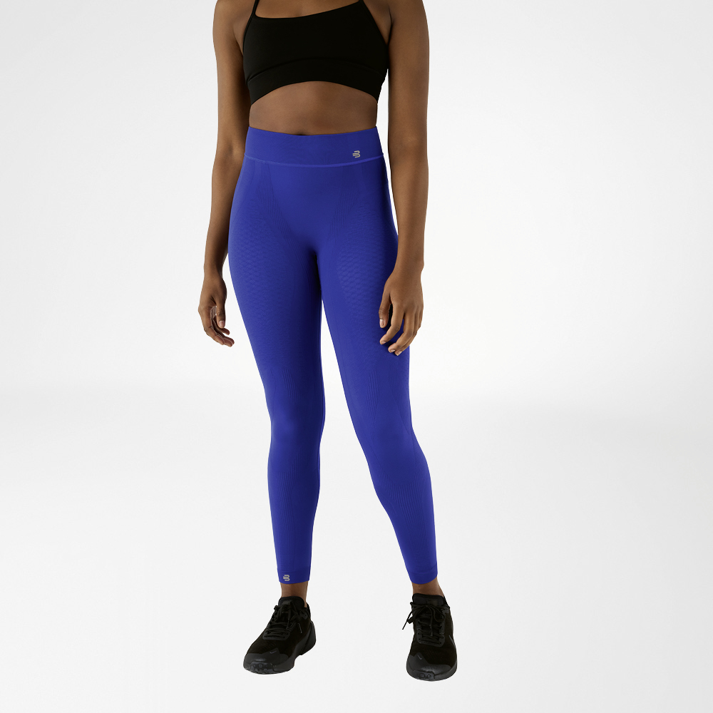 Sportoutfit für Frauen mit marineblauer Kompressionsleggings in High Waist Eine Frau in schwarzem Sport-BH und marineblauer, knöchellangen Sporthose in High Waist