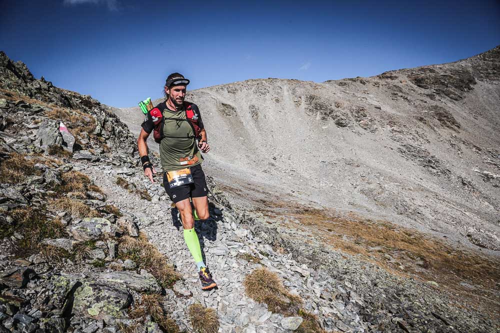 Lord Jens Kramer beim Ultrarunning auf einem steinigen Trail im alpinen Gelände