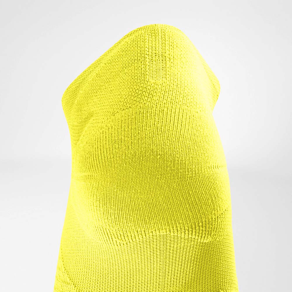 Detailansicht des Achillessehnenschutzbereiches der gelben kurzen leichten Laufsocke