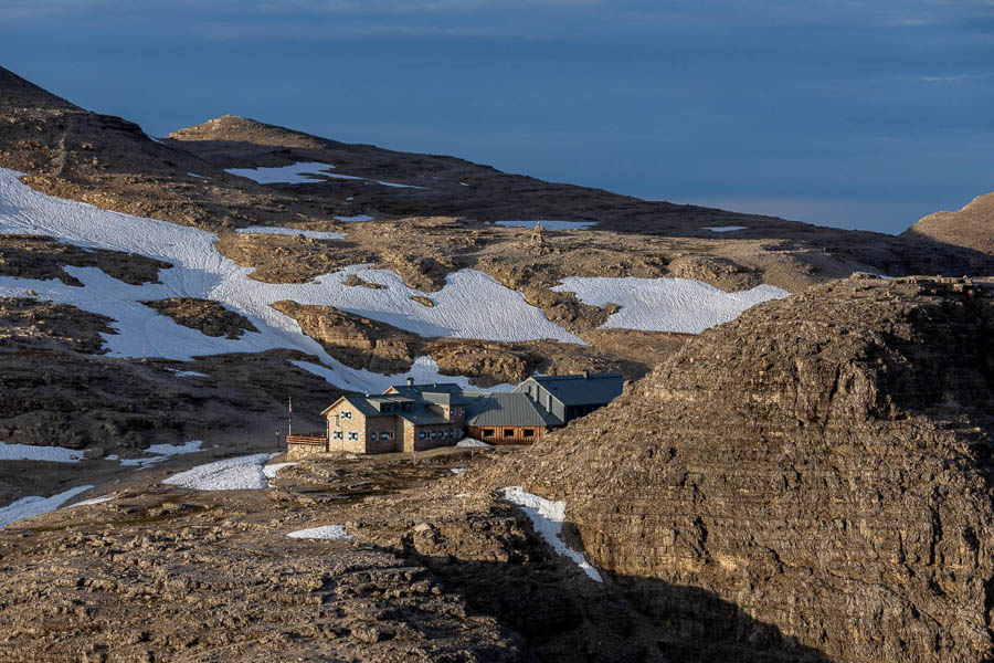 Schöne Berghütte in den Dolomiten Berghütte im Bergpanorama der Dolomiten, etwas Schnee liegt drum herum.