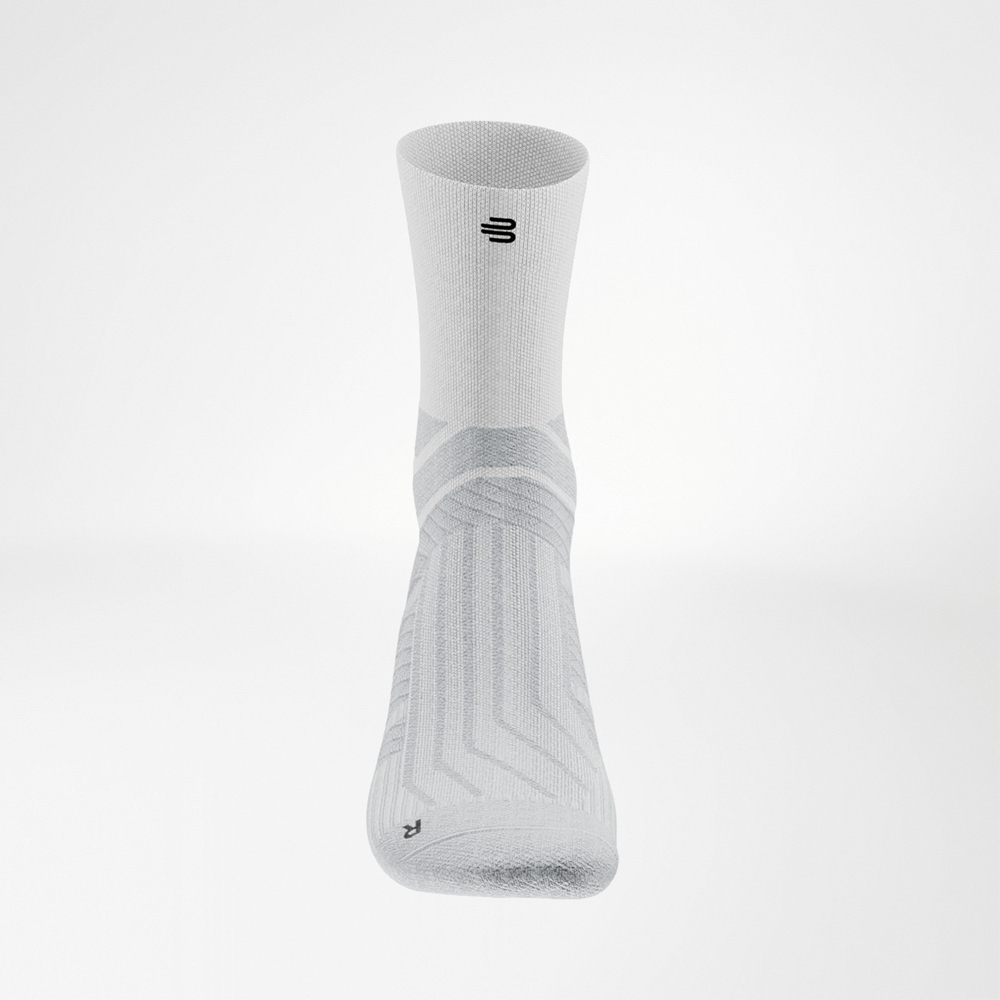 Vorderansicht einer weißen Run Performance Midcut Socke. Die Socke zeigt ein dezentes Muster am Spann und ist mit dem schwarzen Bauerfeind-Logo am Schaft versehen. Die