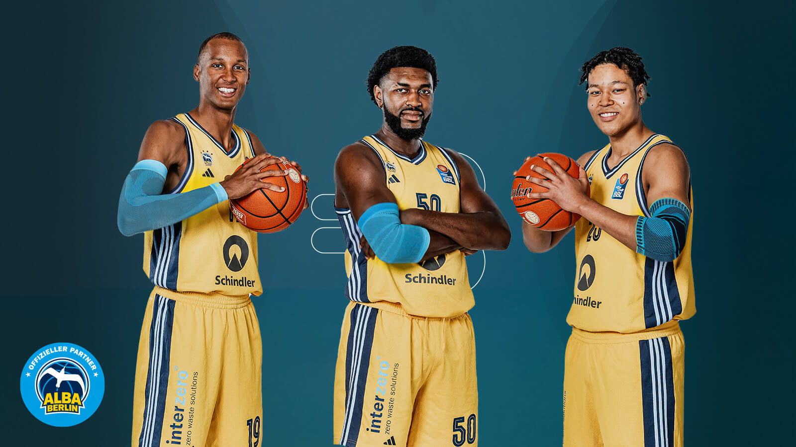 Entschlossen und mit jeder Menge Support von Bauerfeind Sports: Die Spieler von Alba Berlin Drei Basketball-Spieler von Alba Berlin stehen vor einem blauen Hintergrund und schauen entschlossen in die Kamera. Zwei von ihnen haben einen Ball in der Hand und halten ihn hoch, einer verschenkt die Arme.
