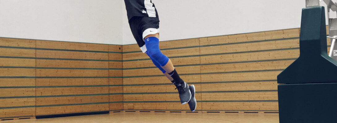 Fly high! Basketballspieler im Sprung trägt einen NBA Knee Sleeve Mavericks
