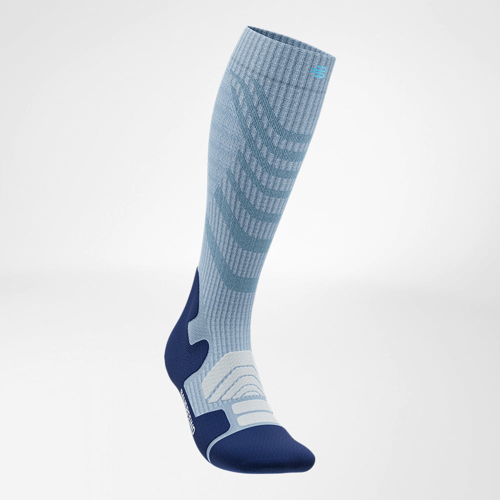Merino-Wandersocken hellblau Vorderansicht schräg Seitliche Vorderansicht der Merino-Wandersocken in hellblau