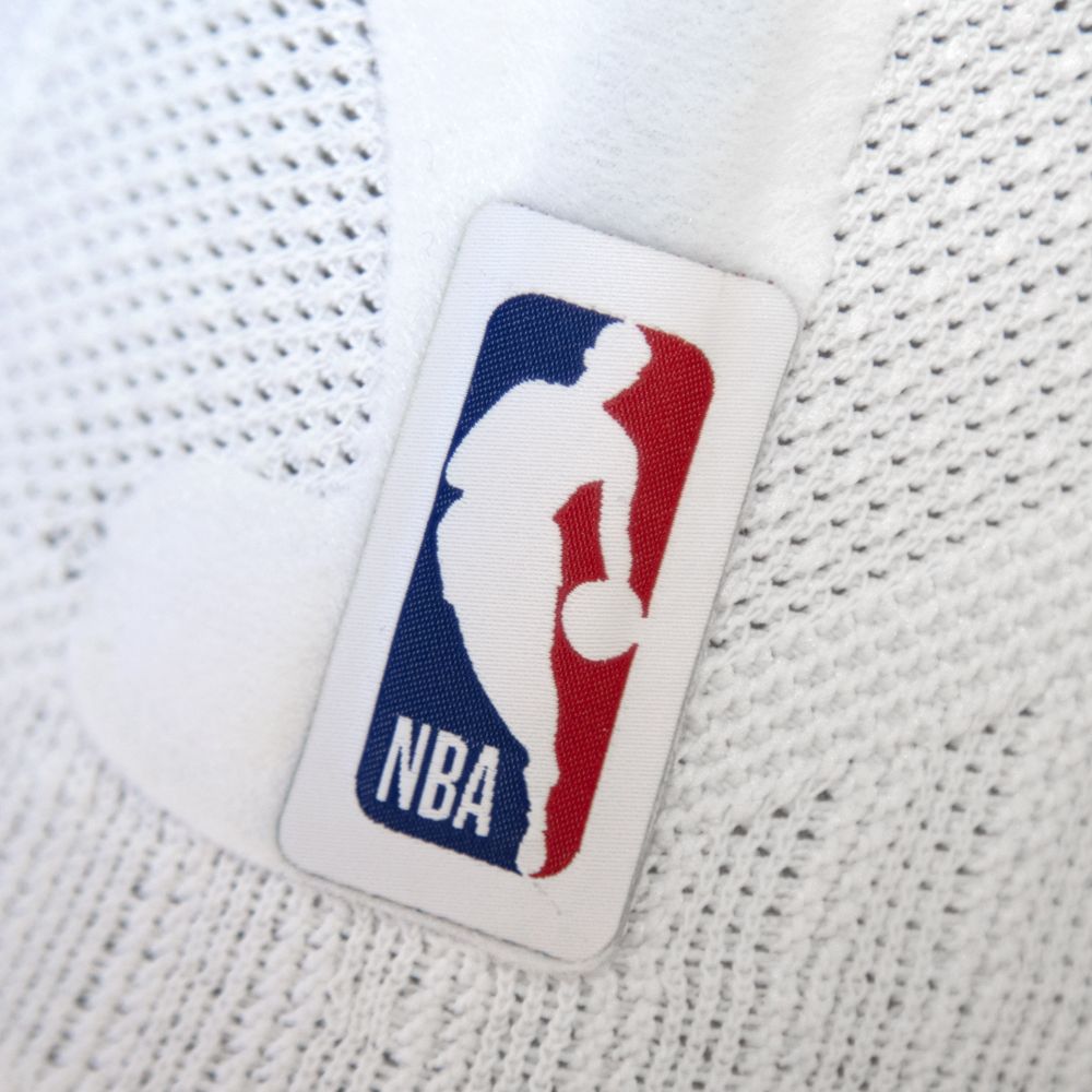 Nahaufnahme der NBA Logos auf der weißen Sports Knee Support NBA