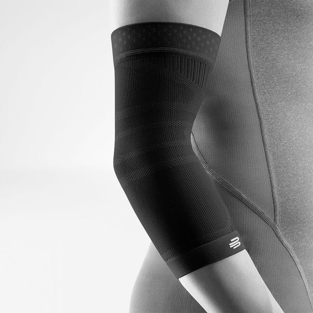 Komplettansicht des schwarzen Sportsleeves für den Ellenbogen am stilisierten grauen Körper