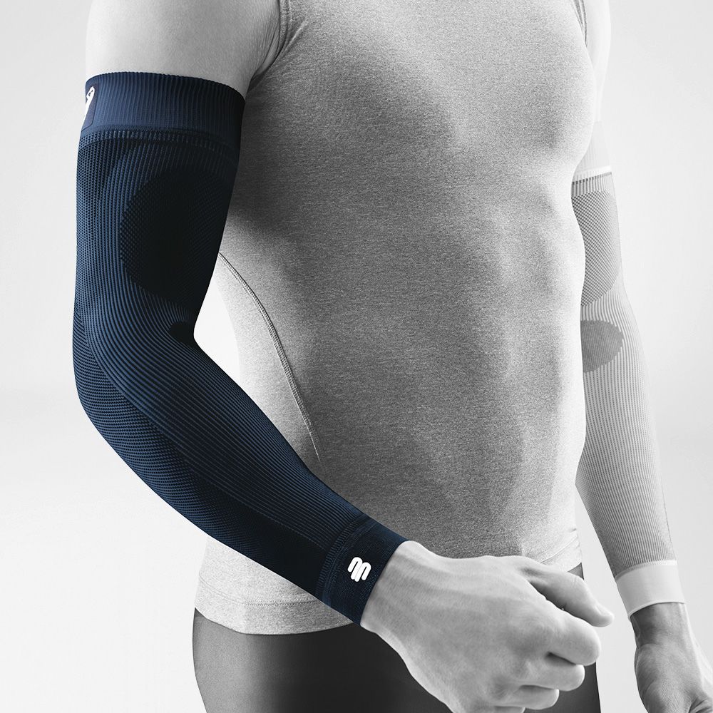 Vordere Seitenansicht Arm Sleeve Dirk Nowitzki Edition am stilisierten grauen Körper