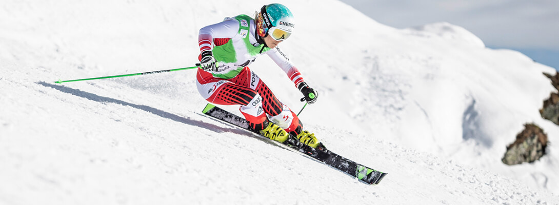 Leichte Skisocken beim Skifahren Athletin auf einer Skiabfahrtsstrecke