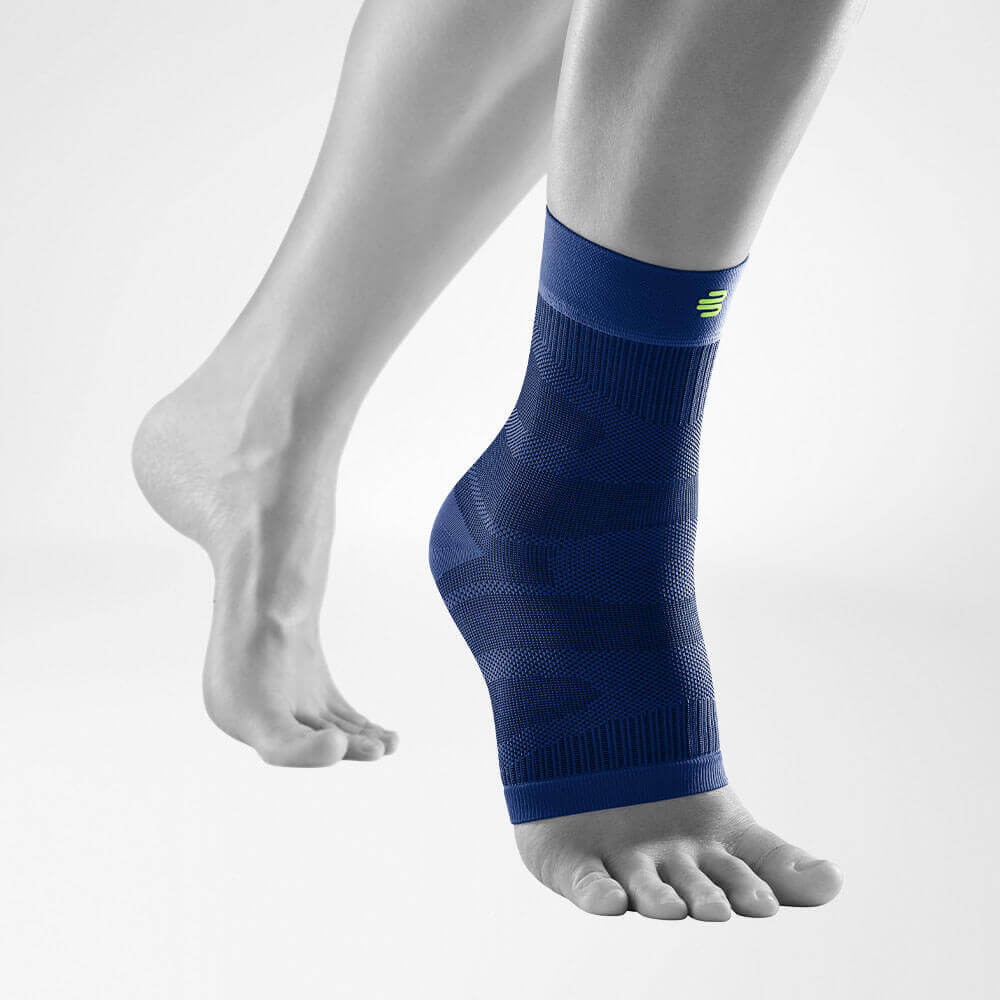 Compression Ankle Support dunkelblau Vorderansicht schräg Komplettansicht der dunkelblauen Compression Ankle Support an einem stilisierten grauen Bein