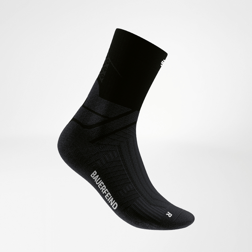 Seitliche Ansicht einer schwarzen Midcut-Laufsocke von Bauerfeind mit kontrastierendem Logo und ergonomischer Passform. Die Socke ist auf Stabilität und Halt in schnellen Läufen ausgelegt und kombiniert Performance mit schlichtem Style.
