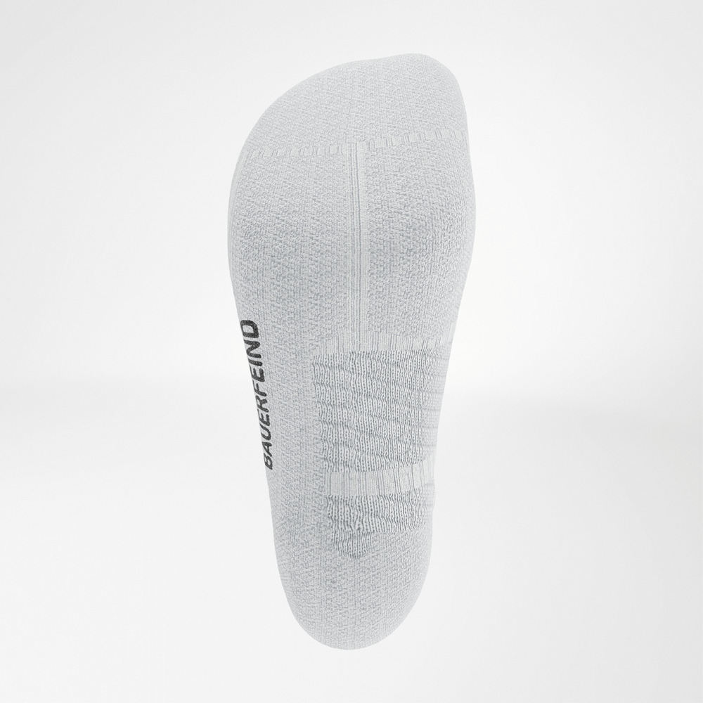 Rückansicht der Run Performance Midcut Socks in Schwarz mit roten Details. Die Sohle ist mit funktionaler Strickstruktur gestaltet, das Bauerfeind-Logo hebt sich seitlich ab.