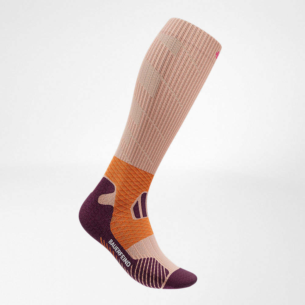 Trailrun-Laufsocken lila-orange Vorderansicht schräg Seitliche Vorderansicht der lila-orangen Trailrun - Laufsocken