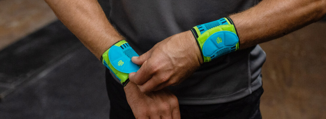Handgelenkbandage rivera beim Fitness Detailansicht eines Mannes der an beiden Handgelenken eine Sports Wrist Strap trägt