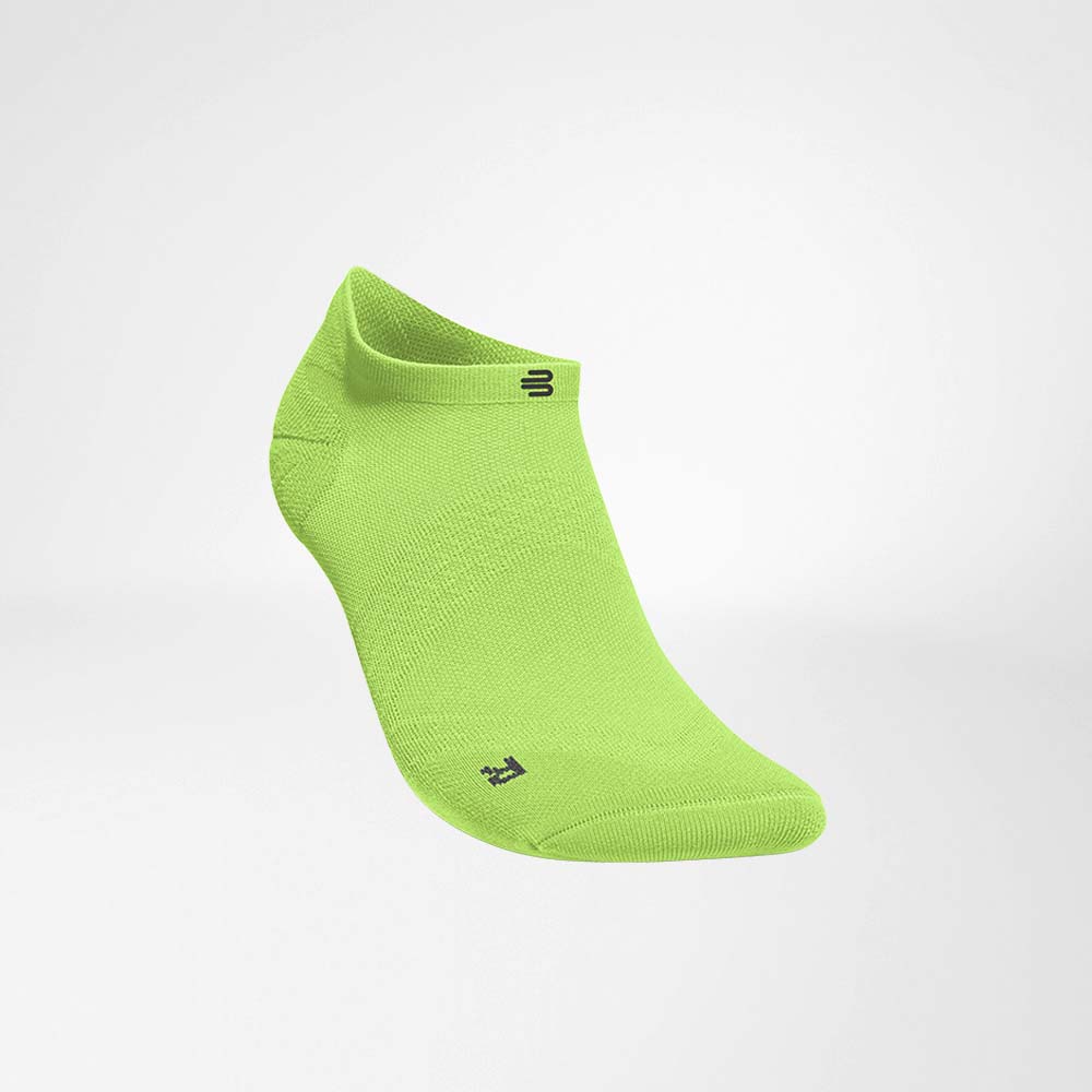 Seitliche Vorderansicht der grünen kurzen leichten Laufsocke