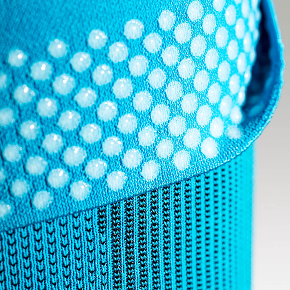 Oberschenkel Sleeves Detail Grip Technology Detailansicht der Haftnoppen am rivera farbenen Oberschenkelsleeve für den Sport