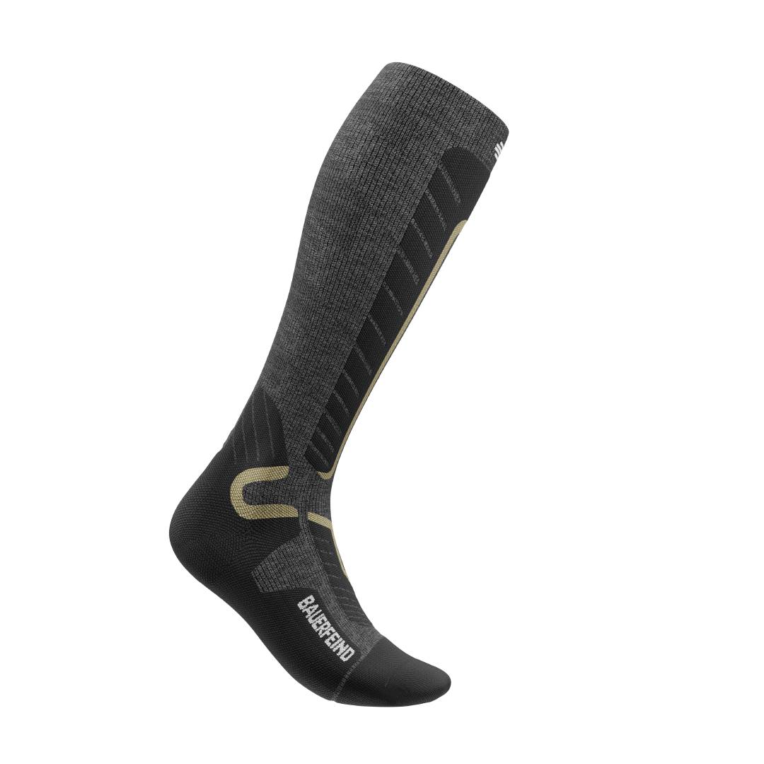 Die Bauerfeind Ski Alpine Compression Socks in grau Graue Ski-Socken vor weißem Hintergrund