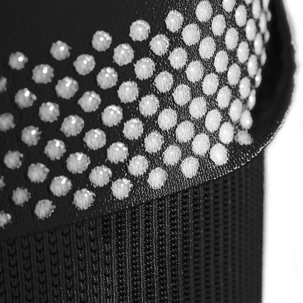 Knee Sleeve NBA Detail Grip Technology Detailansicht eines schwarzen NBA Knee Sleeves mit umgeklappten oberen Teil und Sicht auf die Silikonhaftnoppen