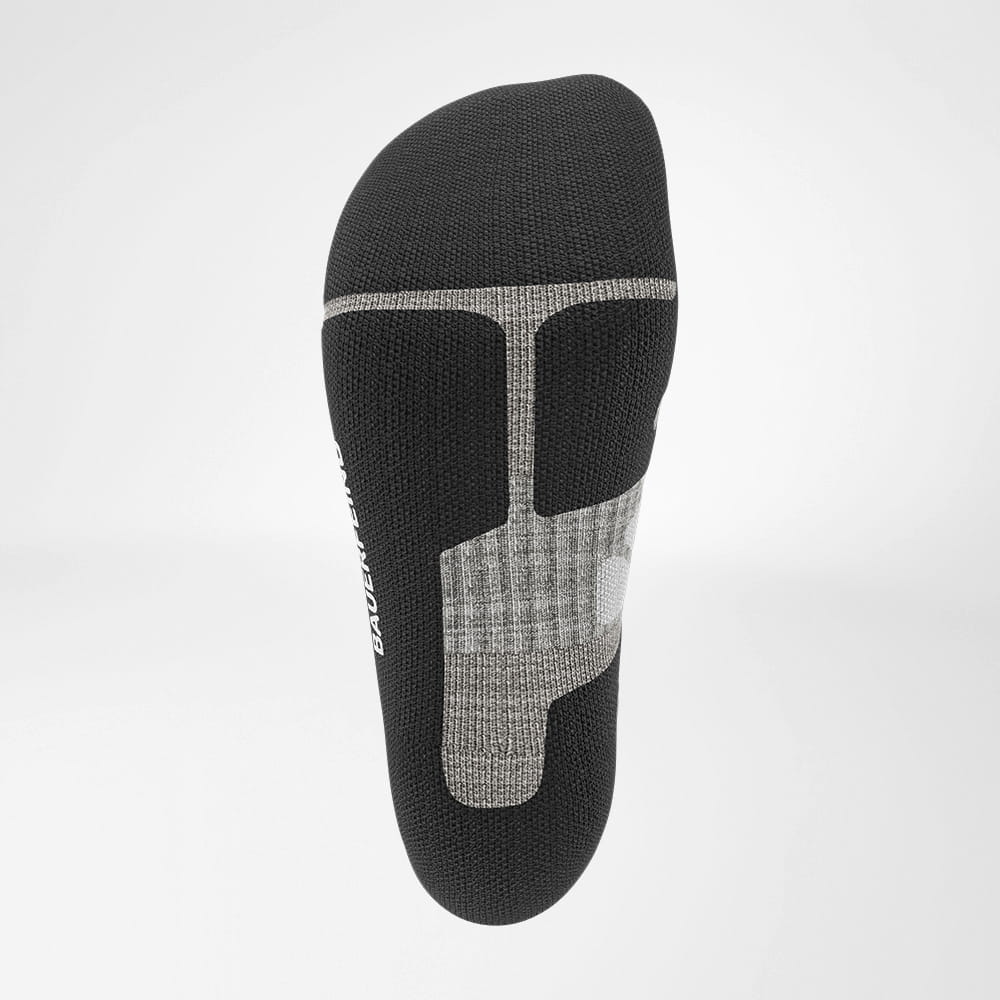 Mittellange Merino-Wandersocken hellgrau Detail Relief Sole Produktansicht von unten - Relief Sole der hellgrauen mittellangen Merino - Wandersocken