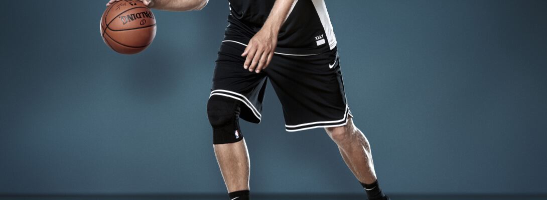Kniebandage Dirk Nowitzki beim Basketball Dribbling Basketballer beim Dribbeln trägt eine Sports Knee Support Dirk Nowitzki Edition