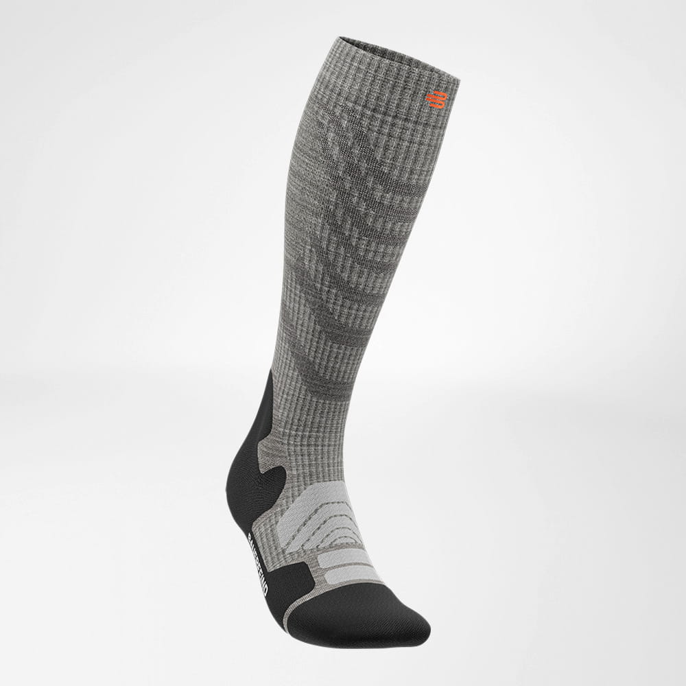 Merino-Wandersocken hellgrau Vorderansicht schräg Seitliche Vorderansicht der Merino-Wandersocken in hellgrau