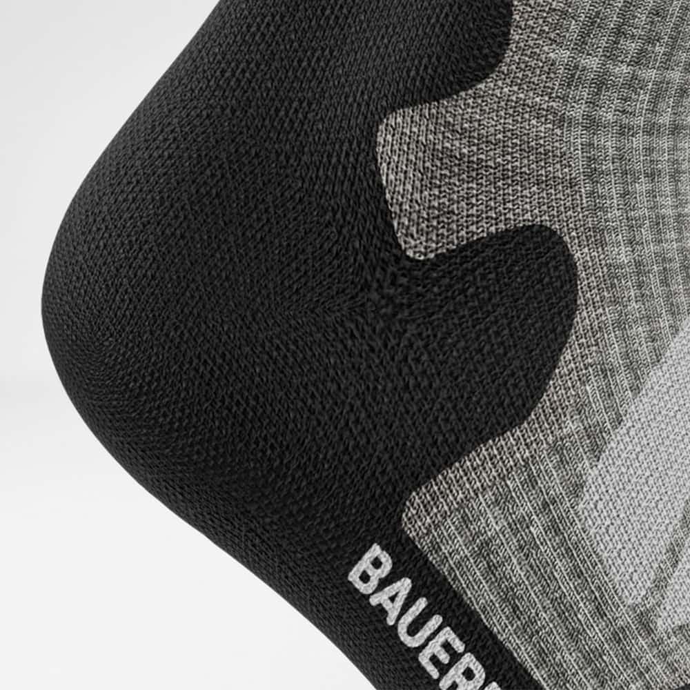 Mittellange Merino-Wandersocken hellgrau Detail Heel Protection Detailaufnahme der Fersenschutzzone der hellgrauem mittellangen Merino - Wandersocken